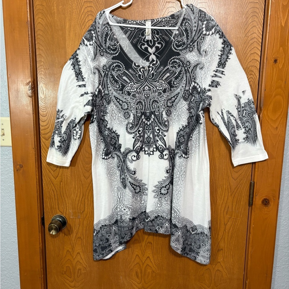 Chic Black and White Paisley Women's Tunic